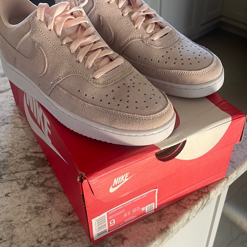 Women’s Nike court low vision orange pearl/ white size 9